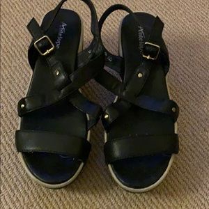 Otbt black like new sandals